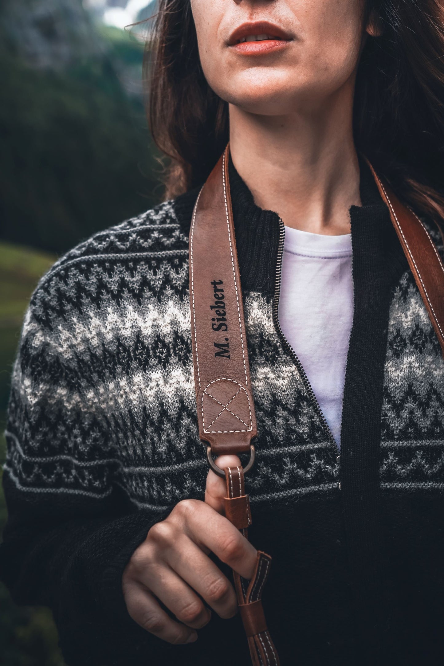 Personalized Leather Camera Strap Gift Custom Strap for Photographers DSLR Camera Holder - Gift for him Gift for Her Brown / Black