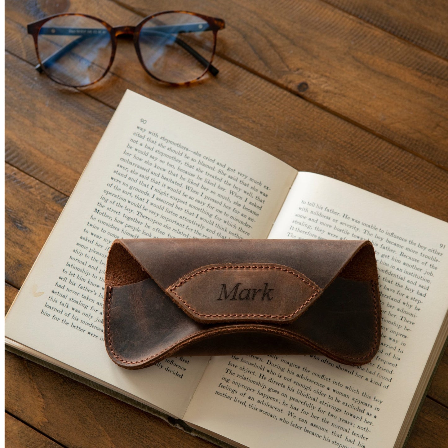Personalized Hand Crafted Top Grain Leather Glasses Case, Glasses Case with Magnetic Clasp, Custom Soft Eyeglasses Case with Magnetic Button